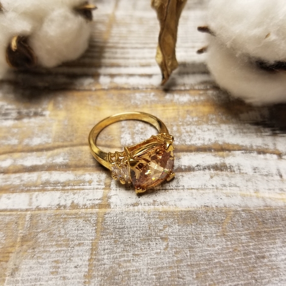 Jewelry - Exquisite gold ring with gold stone in the center